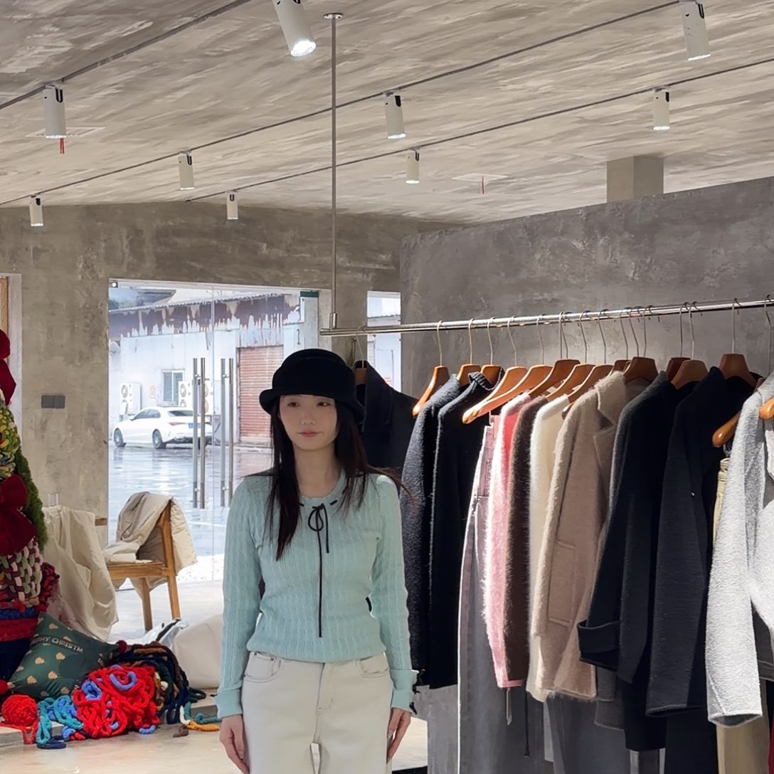 白色牛仔裤烟管牛仔