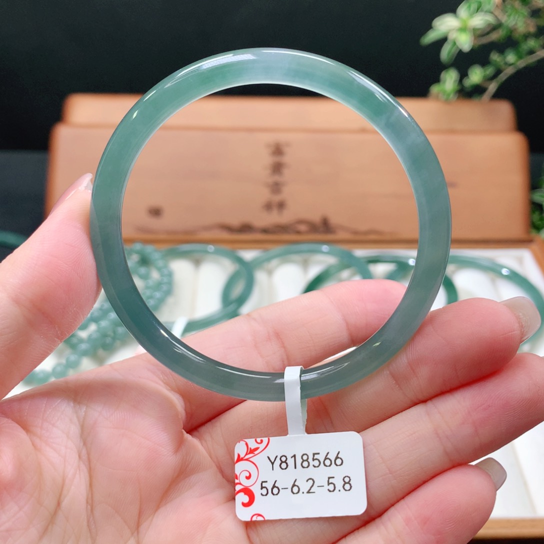 翡翠手镯未镶嵌天然