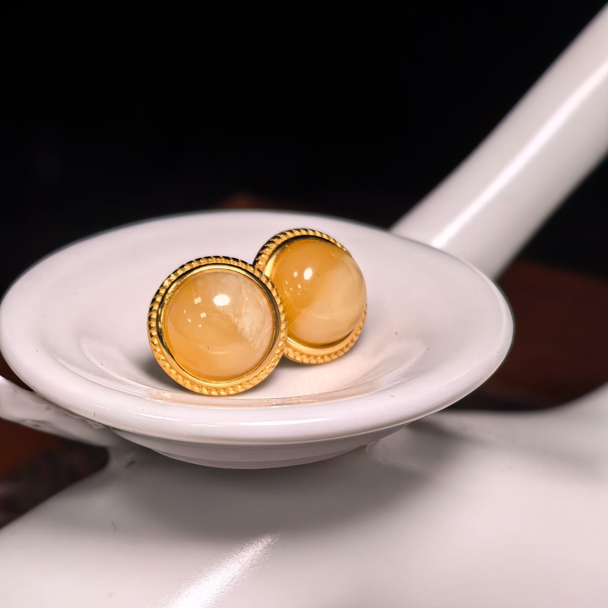 俄料奶糖白蜡满蜡圆形设计款耳钉