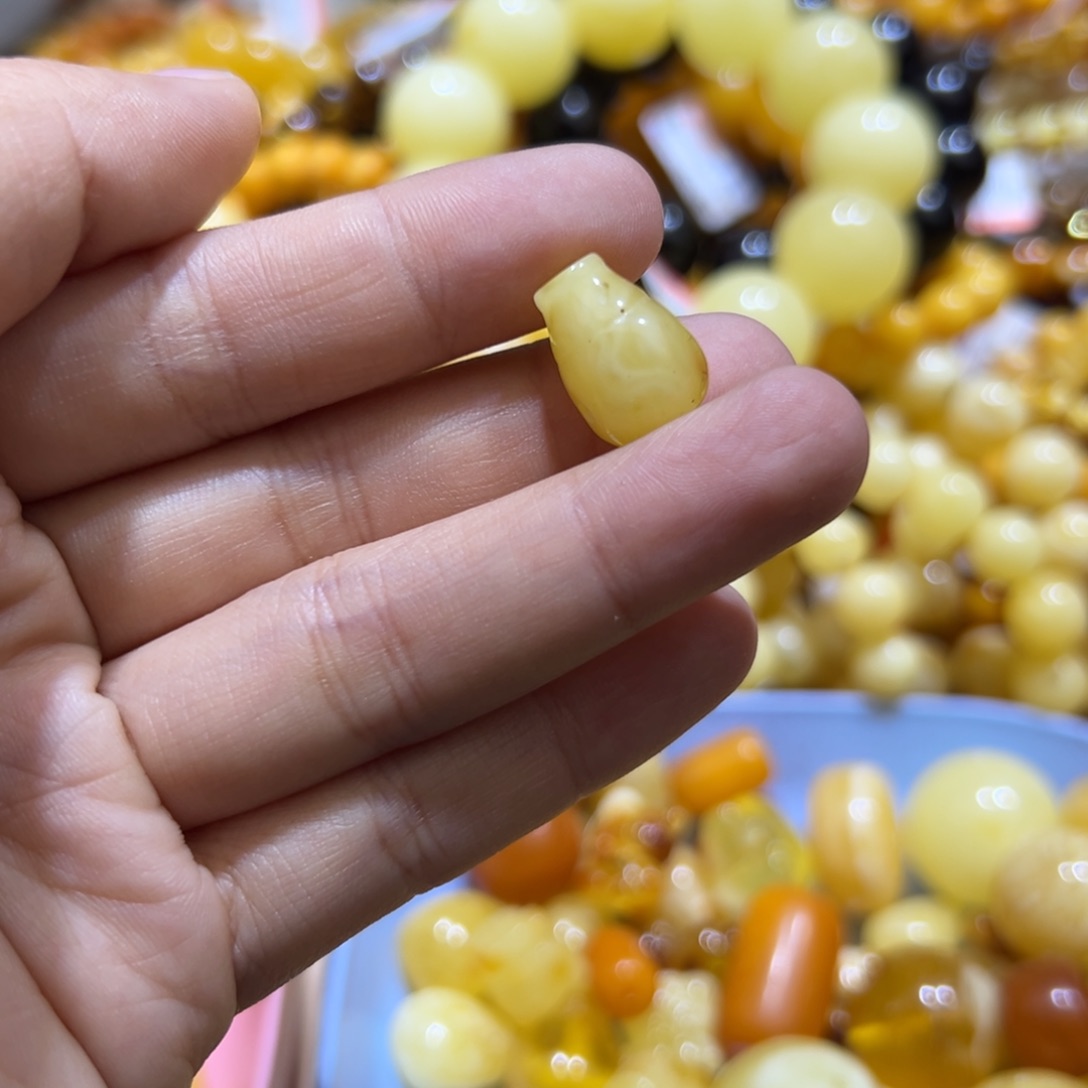 琥珀珠宝奇石未镶嵌
