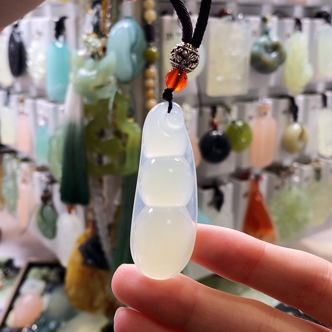 蛇纹石玉未镶嵌颈饰