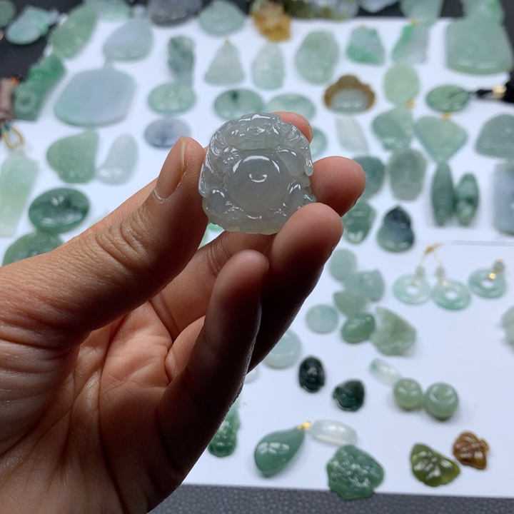 翡翠颈饰未镶嵌飞天貔貅