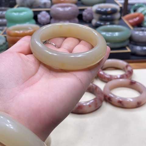 未镶嵌手镯石英质玉