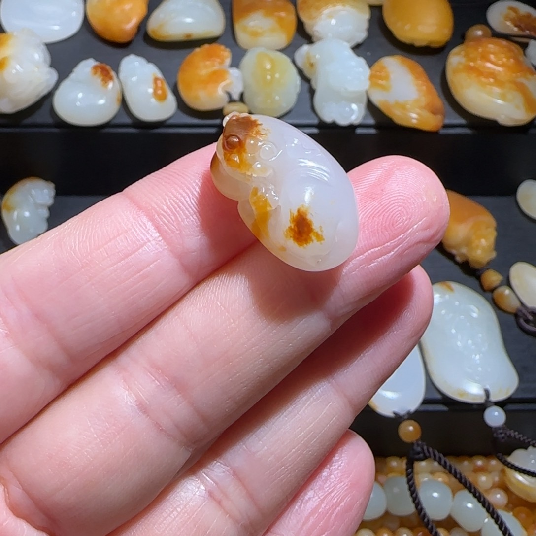 和田玉吊坠(不含链)未镶嵌一***半