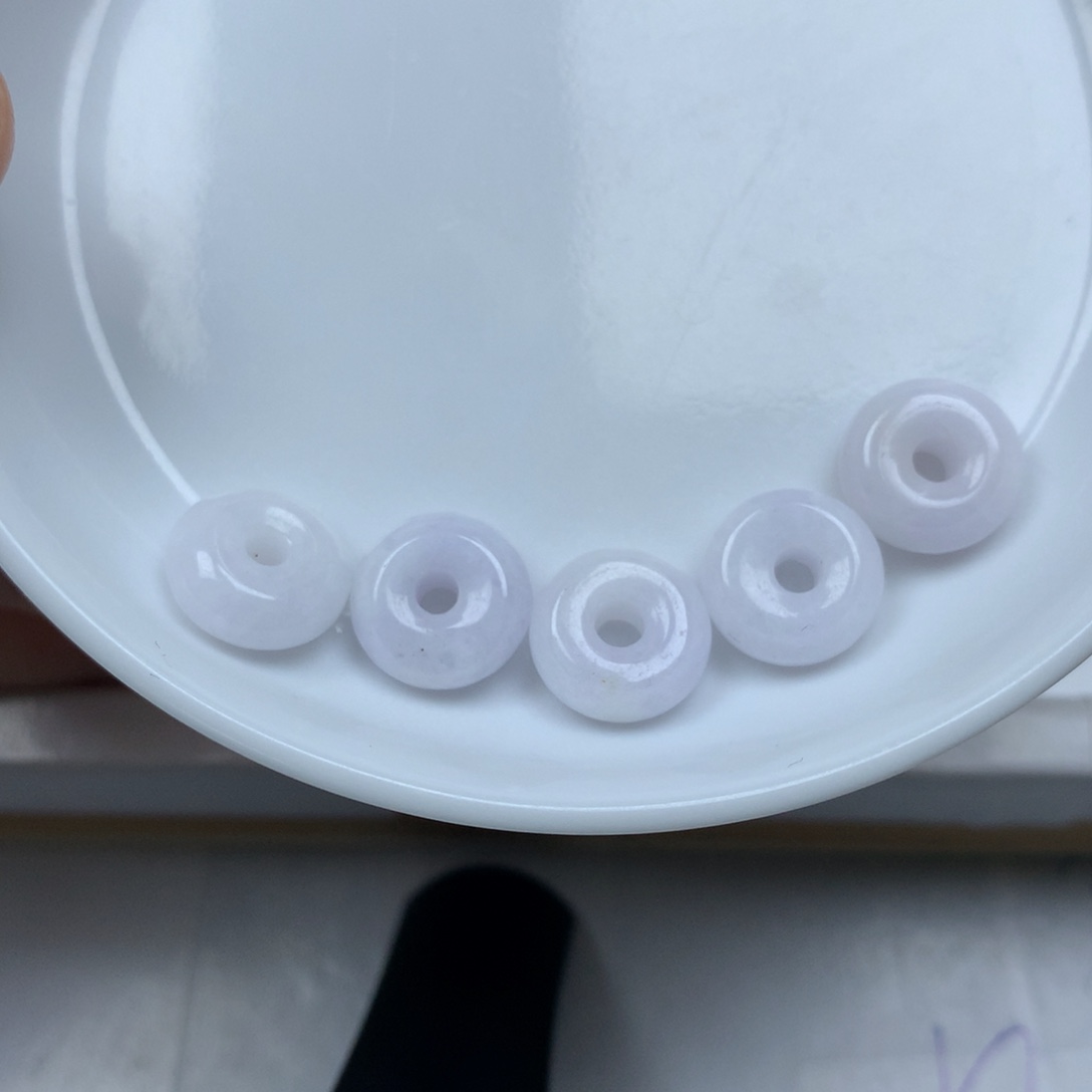 翡翠颈饰未镶嵌甜甜圈。