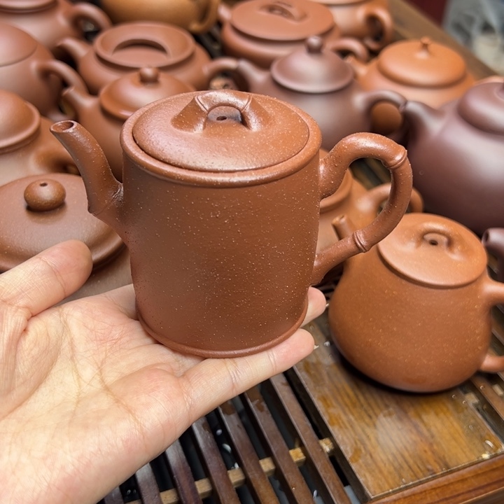 *****茶壶紫砂微瑕竹节壶。  