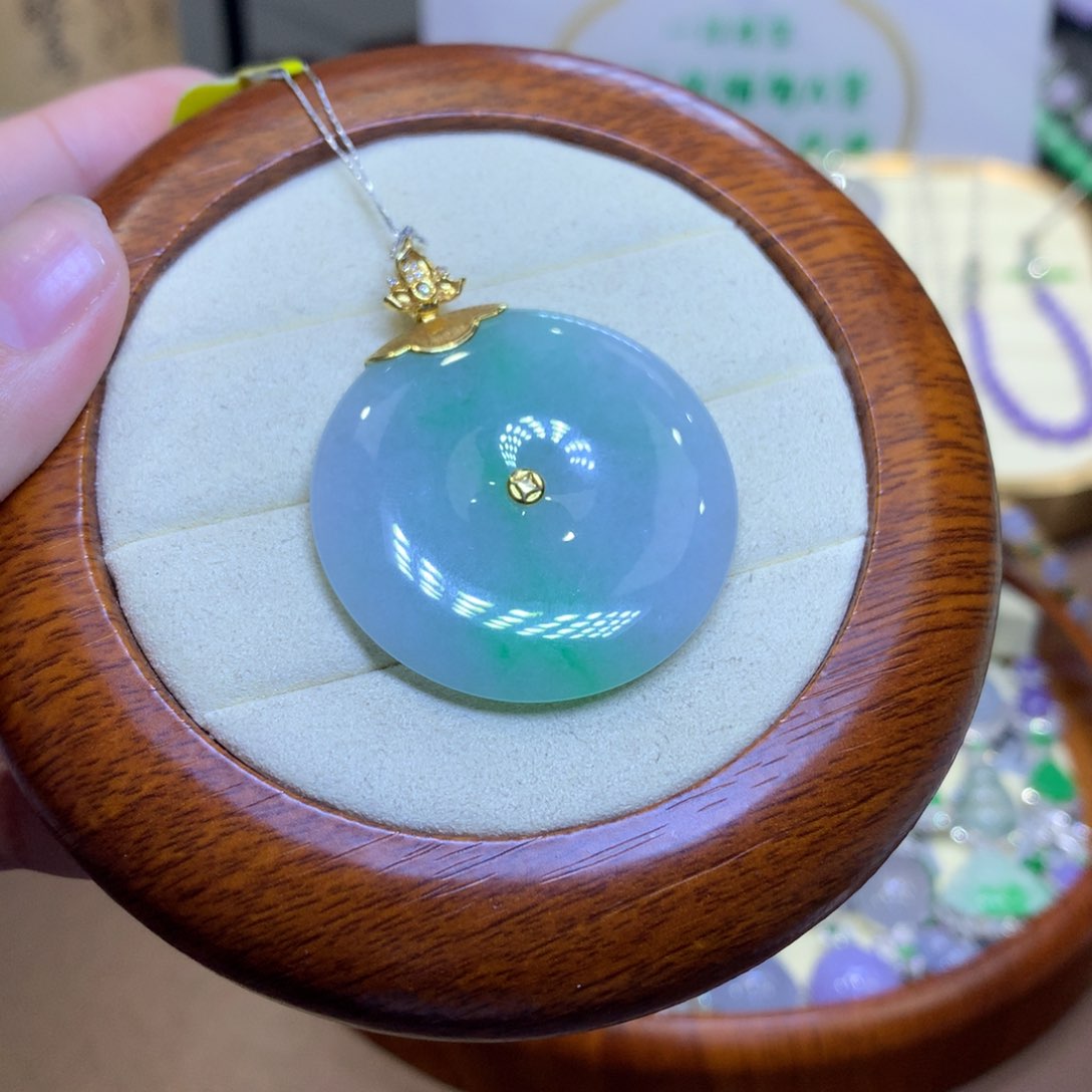 翡翠18K金镶嵌颈饰翡翠