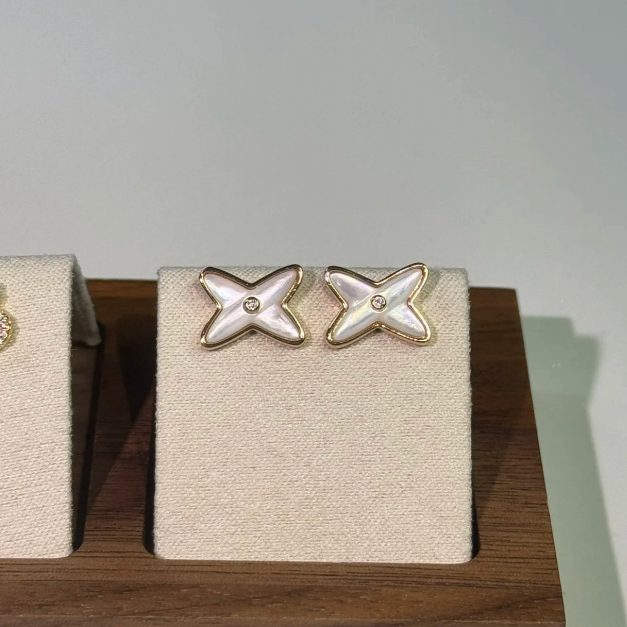 合金贝壳耳饰 玫瑰金耳钉轻奢时尚简约设计师白贝小众甜美百搭