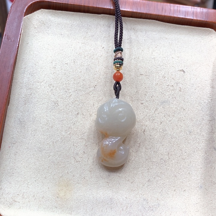 石英质玉合金颈饰