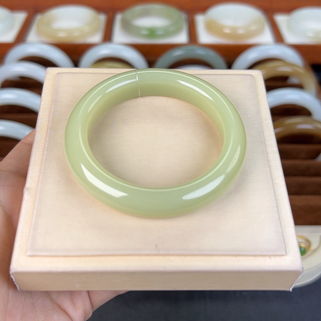 和田玉手镯未镶嵌和田玉