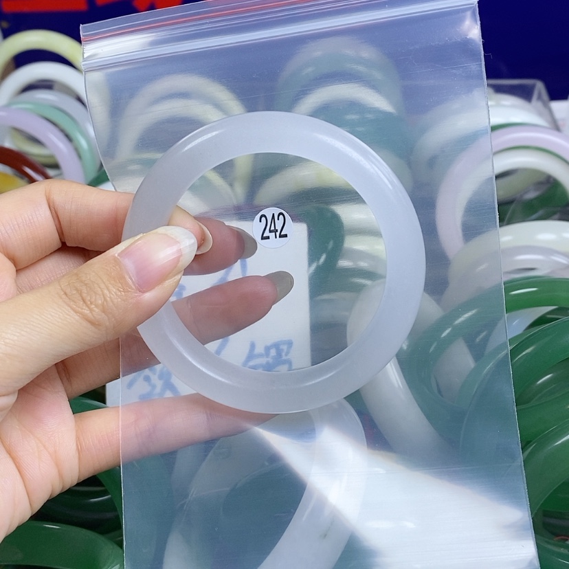 【闪购商品】石英质玉手镯未镶嵌57