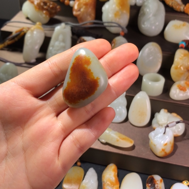 和田玉（子料）未镶嵌颈饰红皮原石独籽