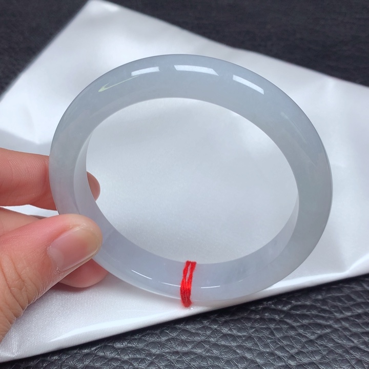 翡翠手镯未镶嵌。