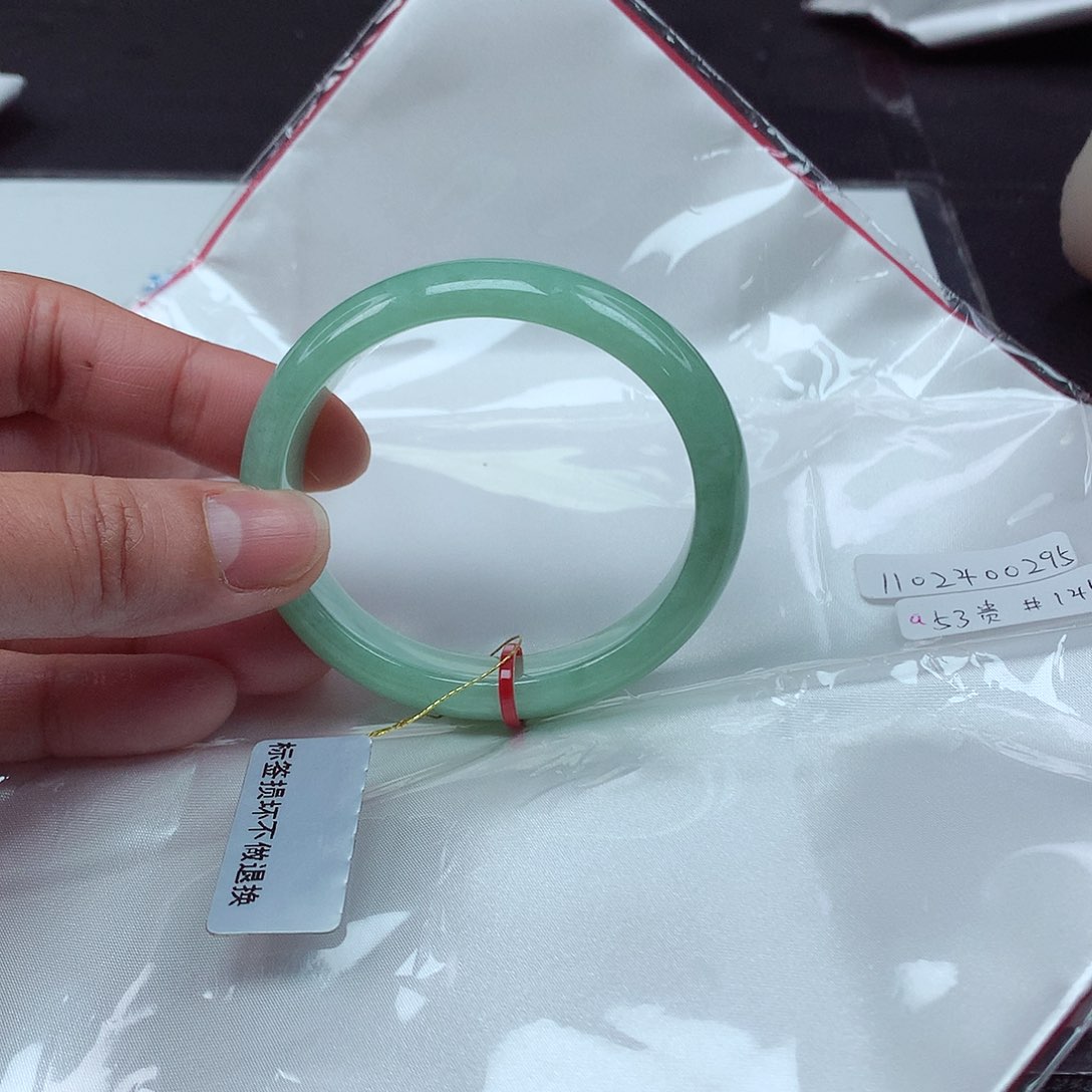 翡翠手镯未镶嵌52圈
