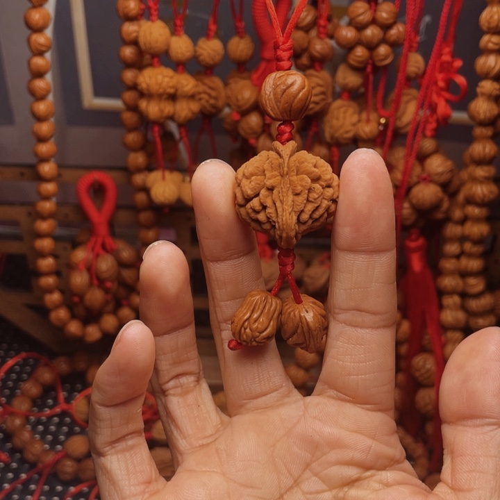 木质类龙纹桃枭挂件