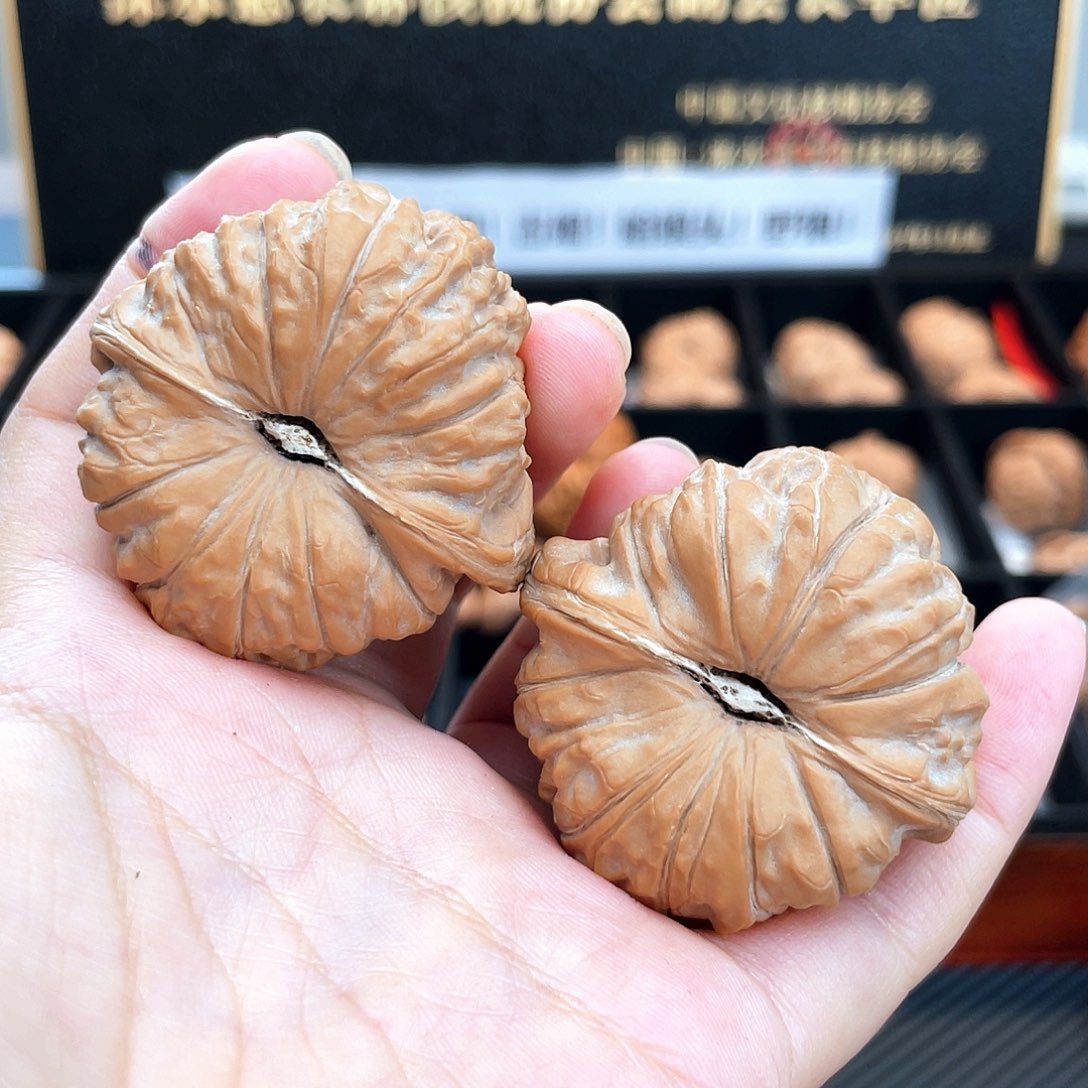 把件文玩核桃46毕业级正圆凹底➕近正52克，4610