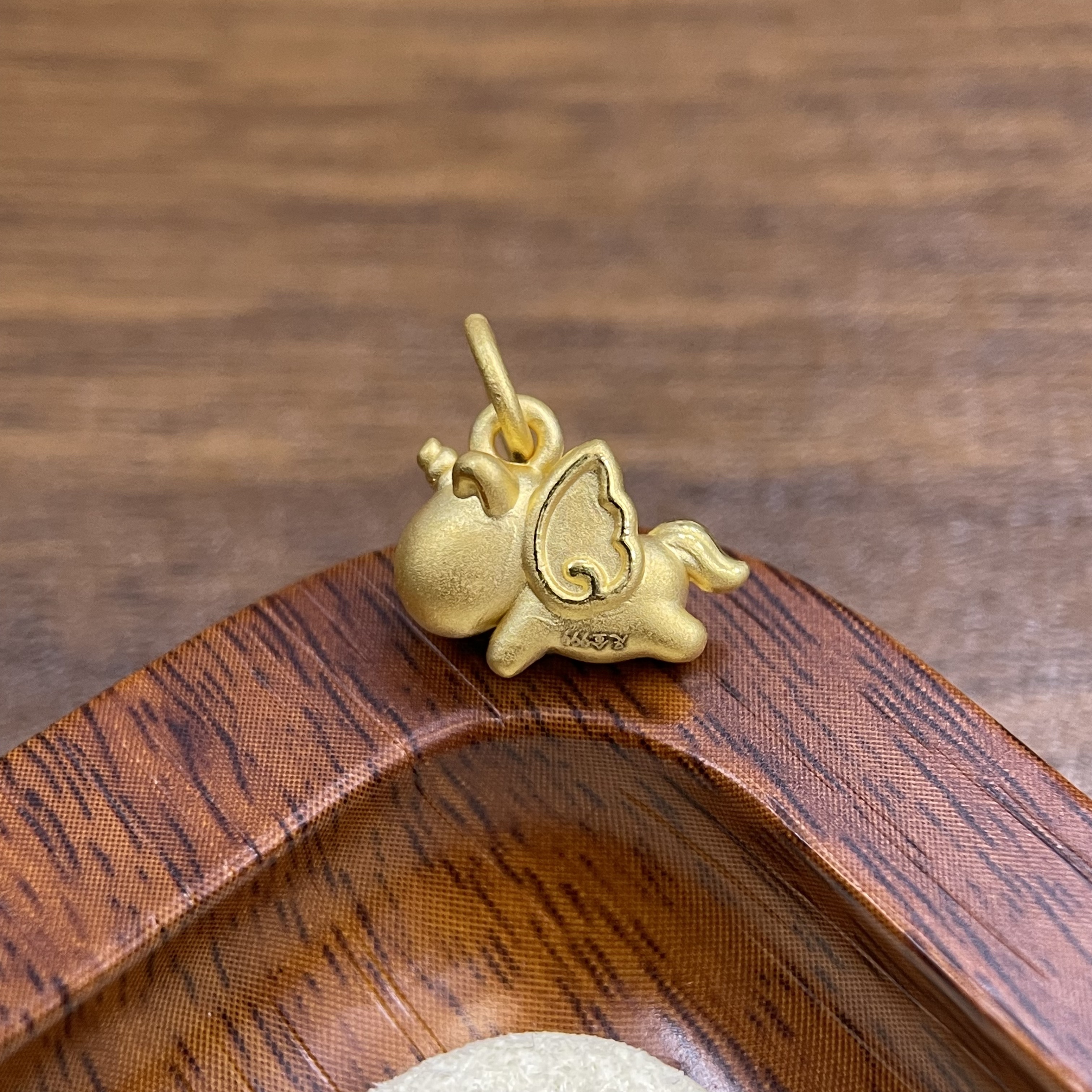 足金999小飞马吊坠DP2442-0950