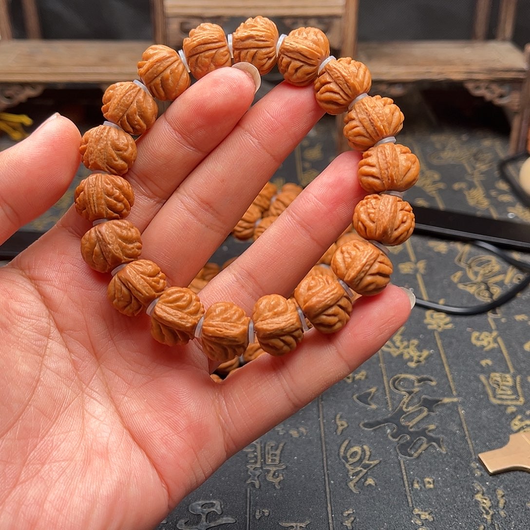 吊坠桃核小金豆手串