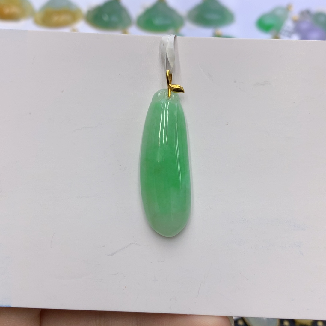 翡翠颈饰18K金镶嵌鱼****?翡翠