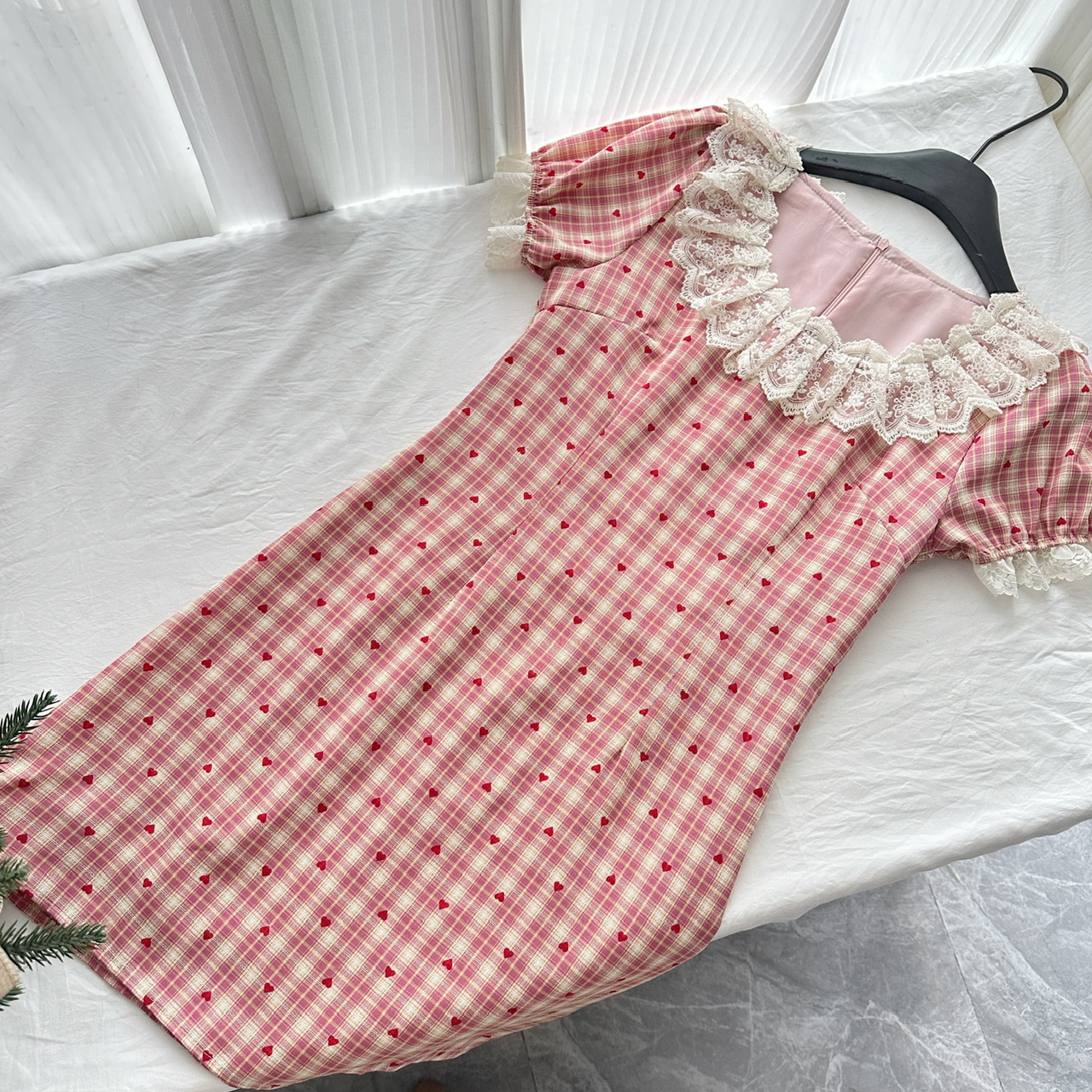 蕾英俊-安妮日记-法式复古方领红格爱心碎花花边俏皮连衣裙