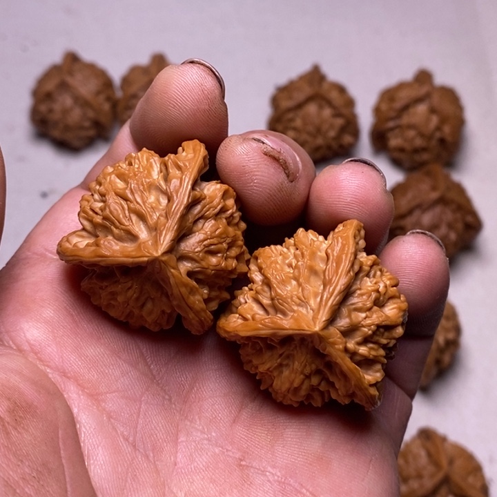 文玩核桃吊坠盘山三棱微修打底