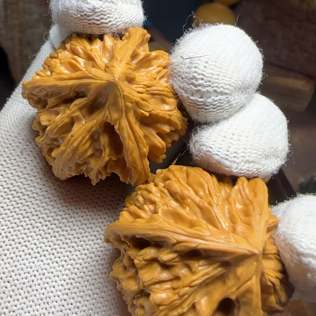 文玩核桃把件三棱（文山）