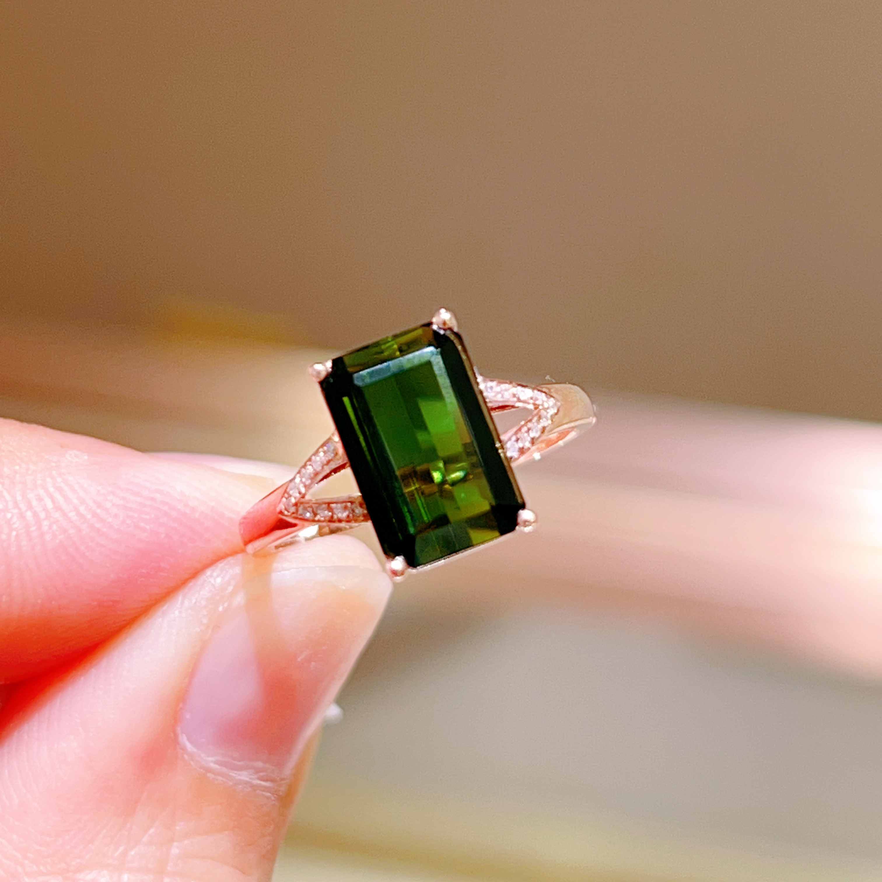 2.87ct 18k玫瑰金镶嵌碧玺戒指 墨绿