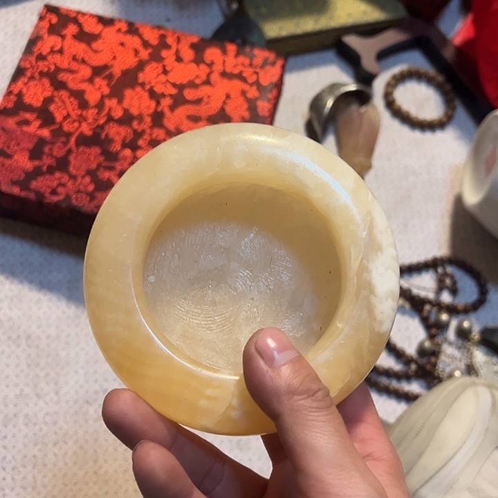 石材黄色烟灰缸一个