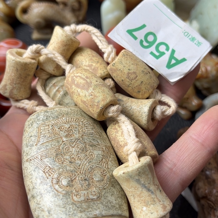 蛇纹石玉颈饰未镶嵌