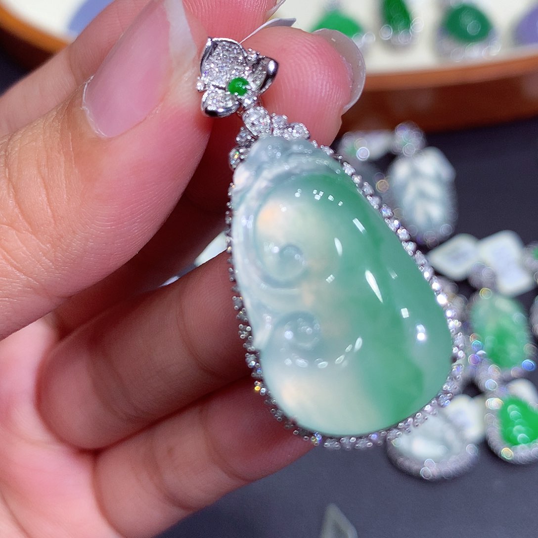 翡翠吊坠(不含链)18K金镶嵌