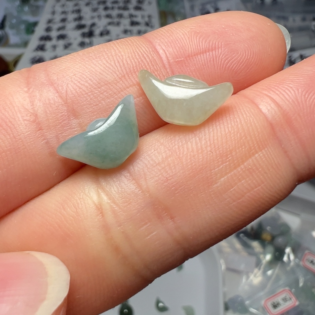 翡翠未镶嵌颈饰通孔元宝两个99块