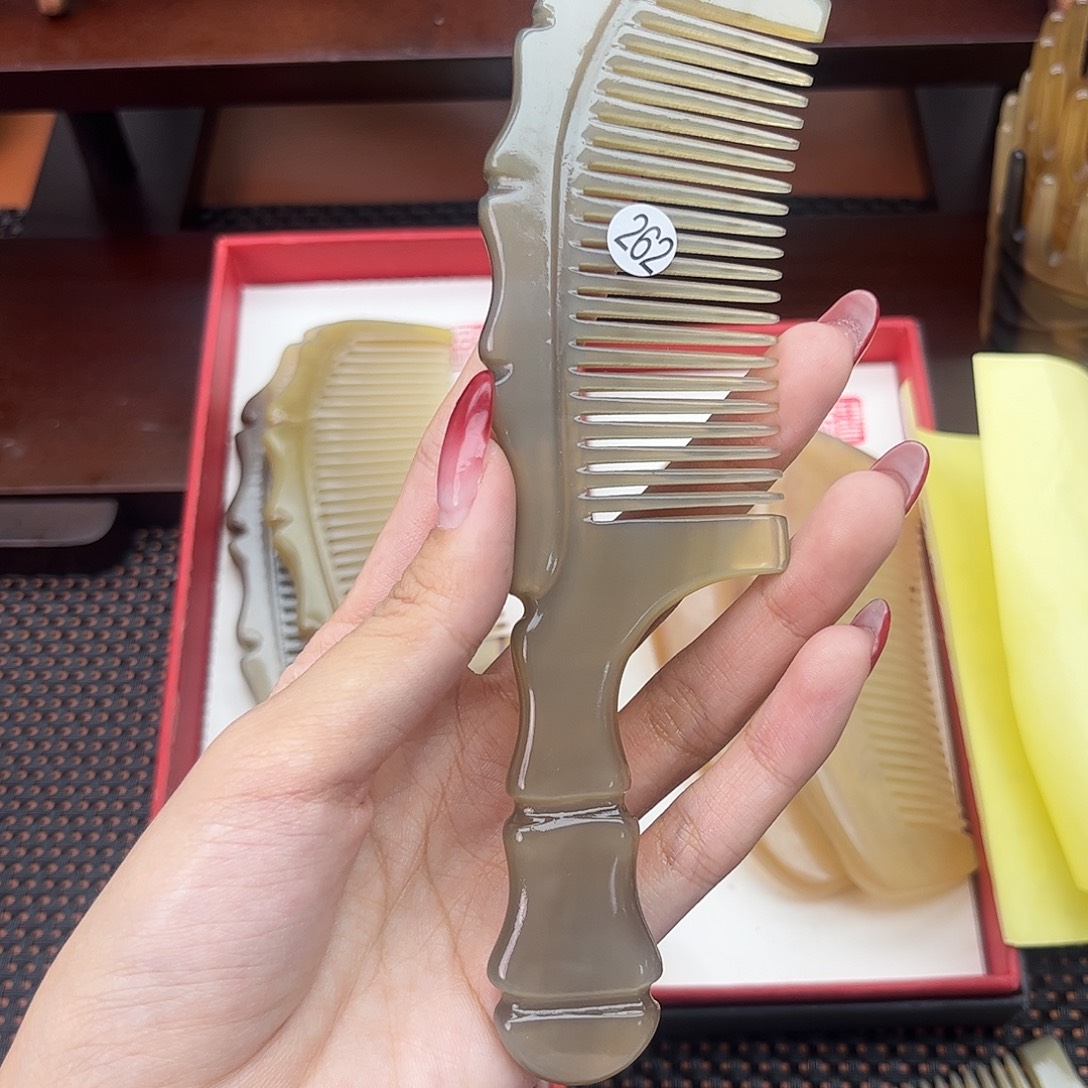 小***虎手工制作纯牛角梳子