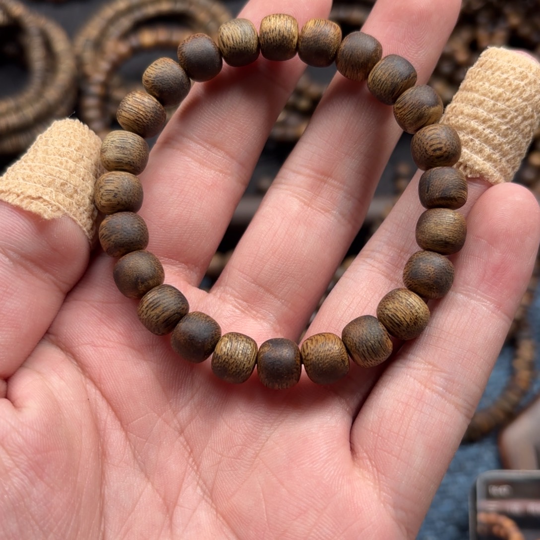 沉香手串海南莺歌绿奇楠卡9老形