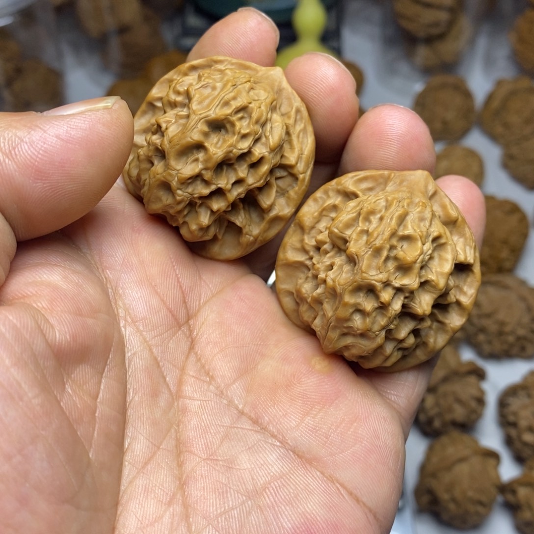 大叶紫檀（黑酸枝木类）核桃玉玲珑极品