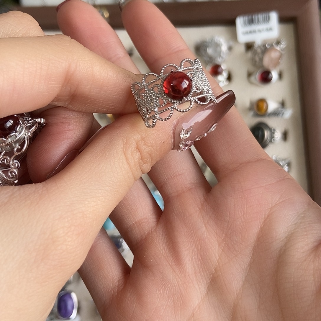 出***间戒指烟晶未镶嵌蕾丝石榴石红