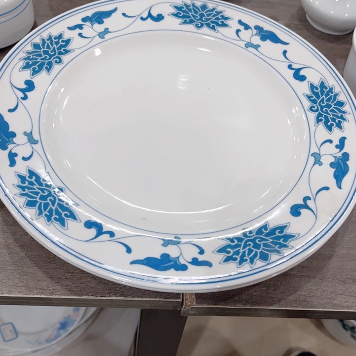 碟小*塘釉下五彩的瓷器在瓷器