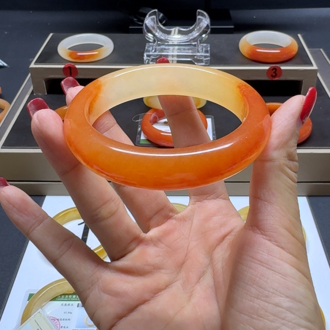 清***水石英质玉（黄龙玉）未镶嵌手镯