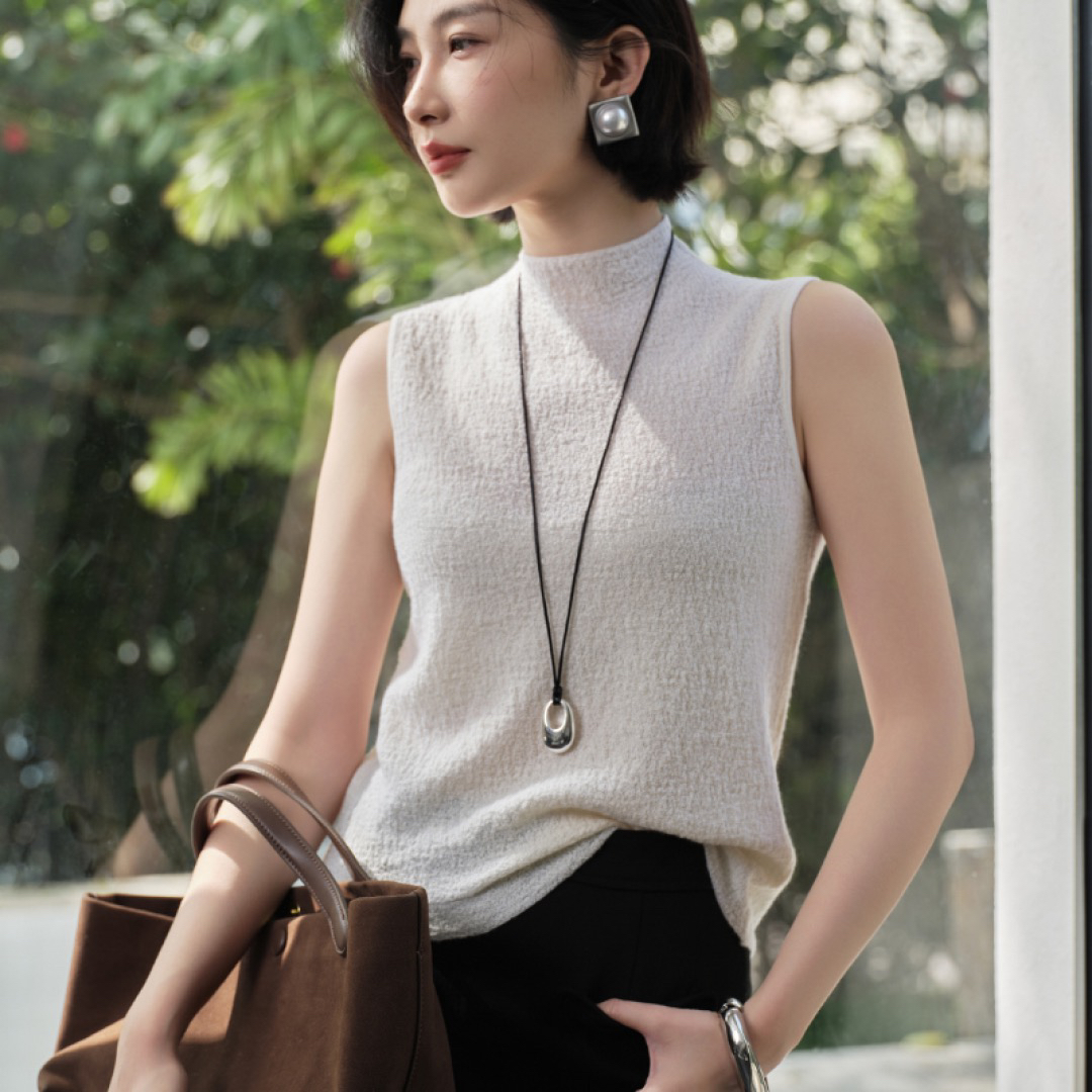精纺羊绒肌理纹半高领无袖背心68支纱线纯色修身打底衫