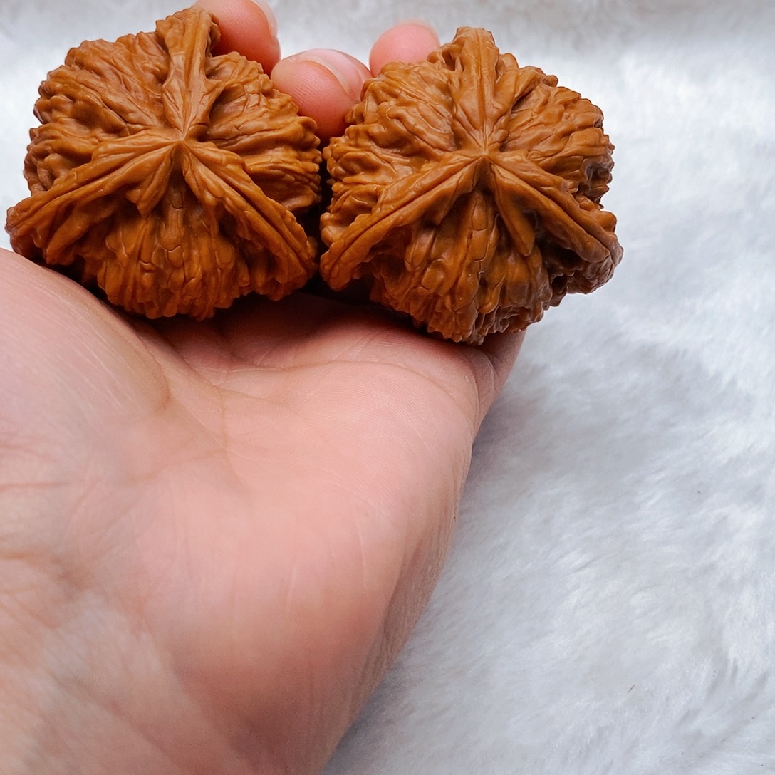 大***复文玩核桃吊坠三棱