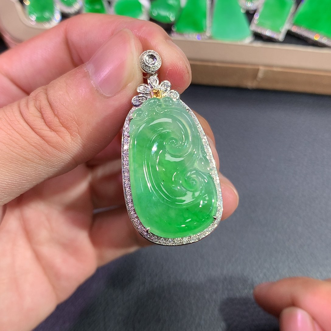 翡翠吊坠(赠链)18K金镶嵌