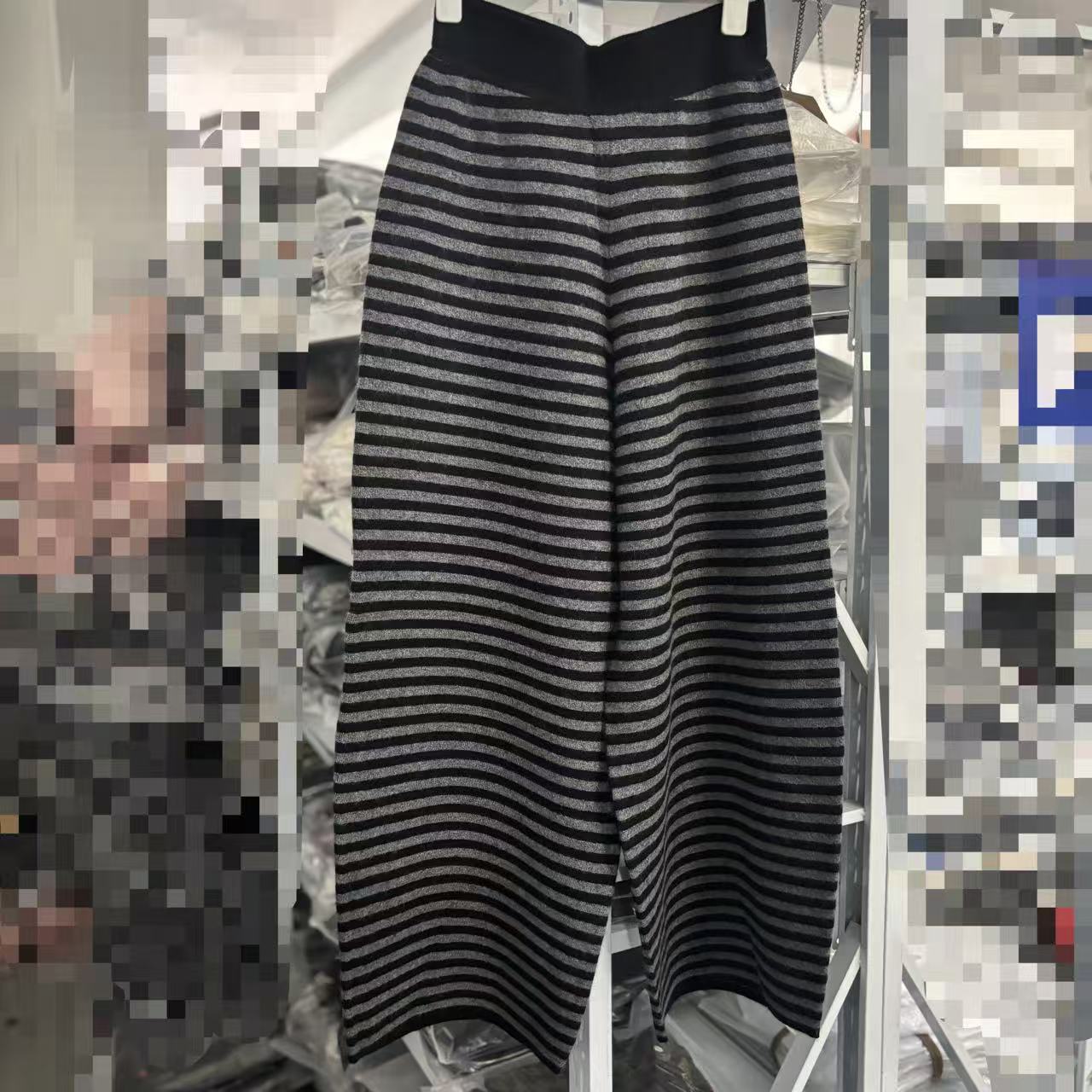 【服饰】黑灰色条纹针织休闲裤
