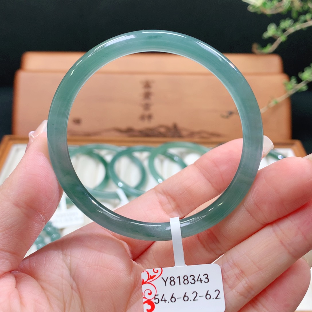 翡翠手镯未镶嵌天然