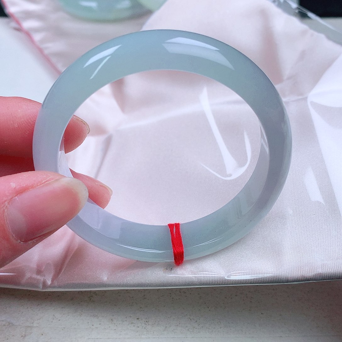 翡翠手镯未镶嵌。。