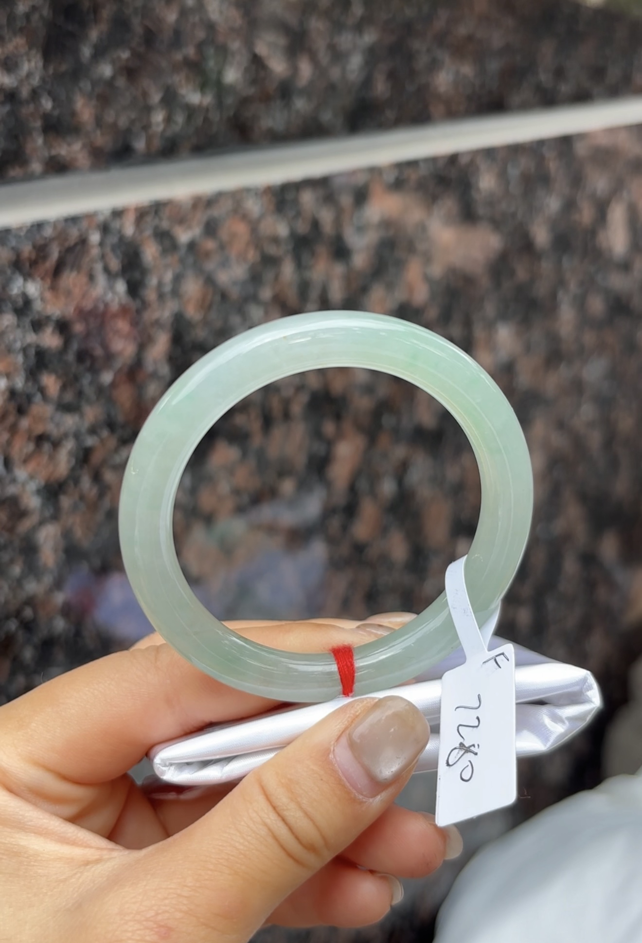 F（上新）冰透湖水绿五十二点六圈口翡翠a货手镯