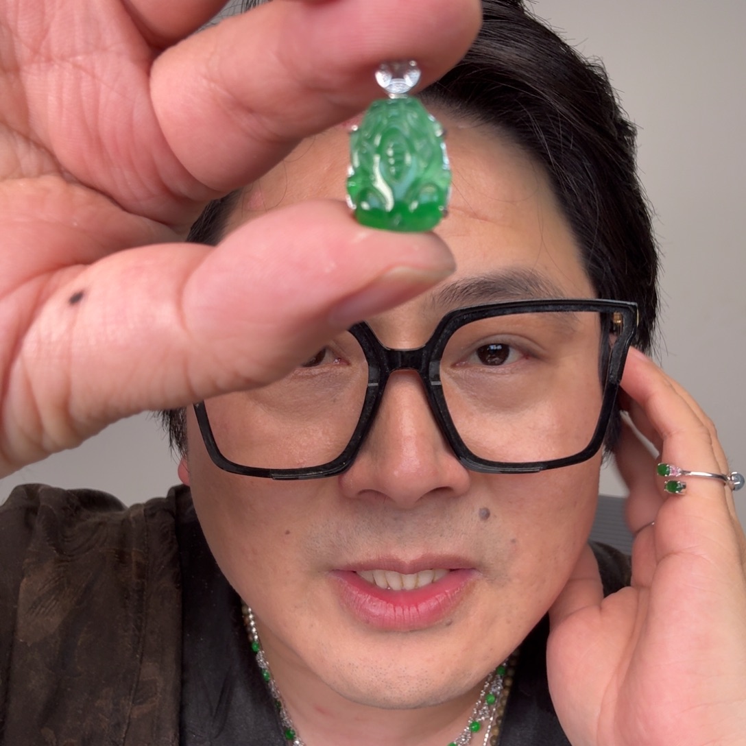 翡翠未镶嵌颈饰一件