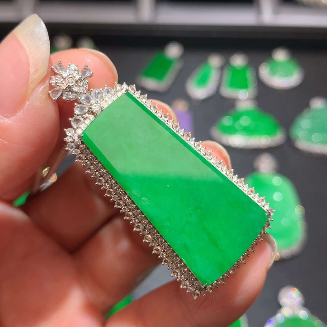 翡翠颈饰18K金镶嵌翡翠