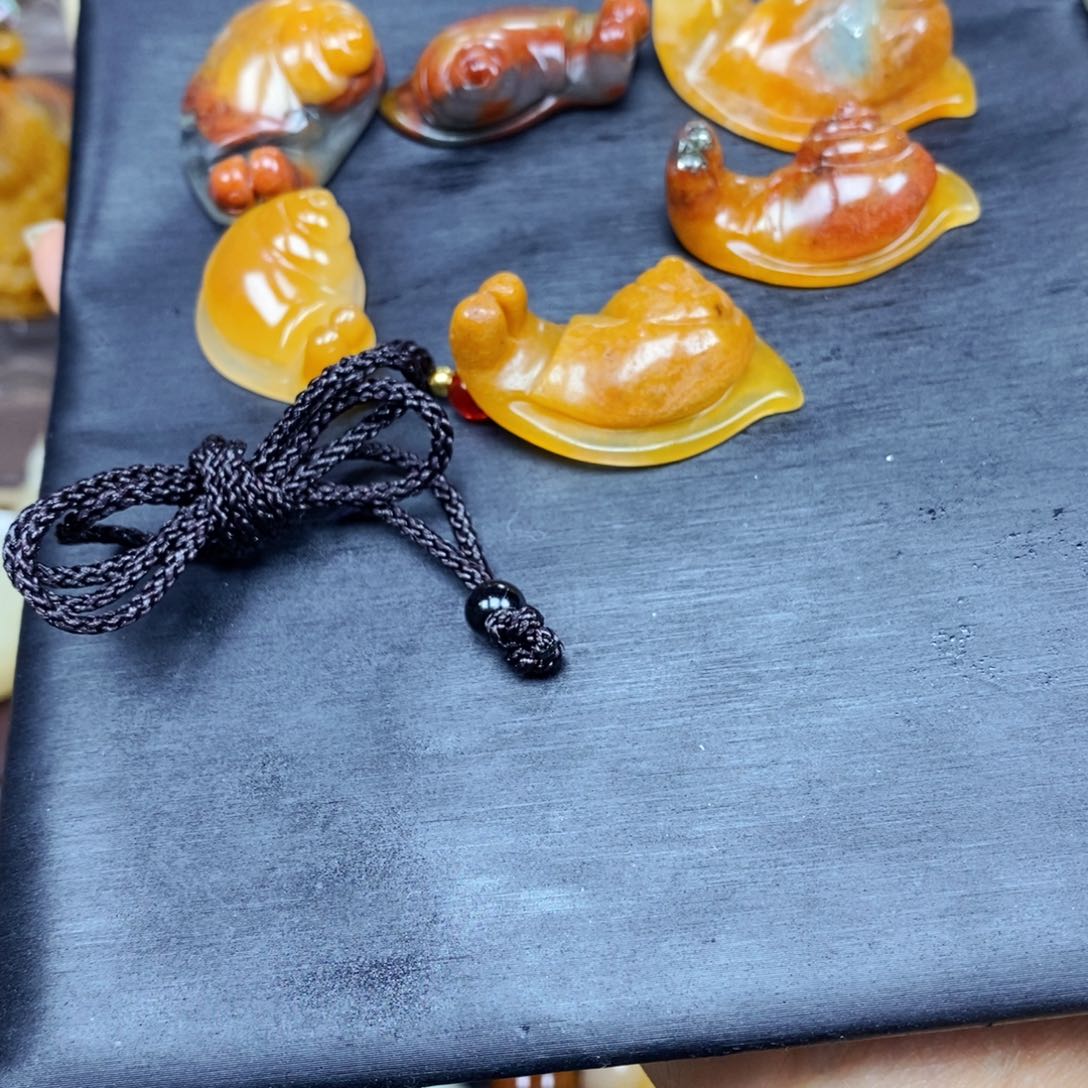 石英质玉（黄龙玉）颈饰未镶嵌