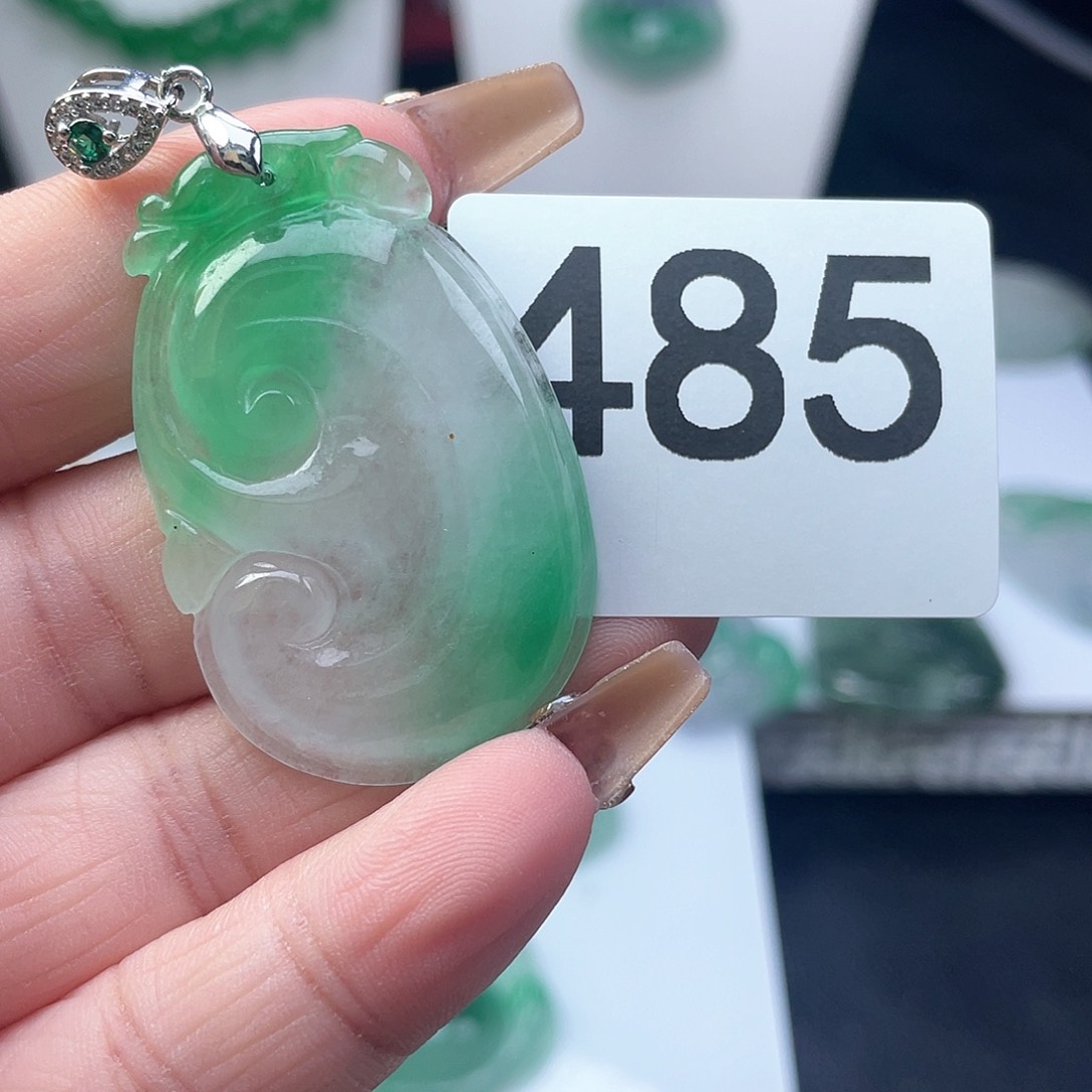 翡翠吊坠(赠链)未镶嵌