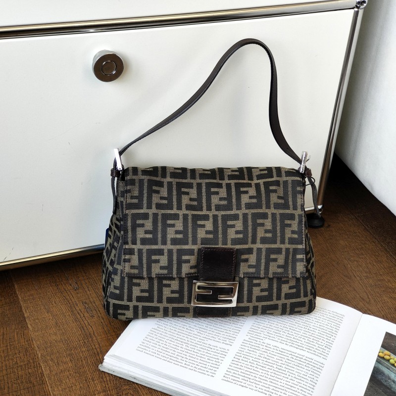 95新 FENDI/芬迪 棕色老花布面银扣大号法棍包/52117