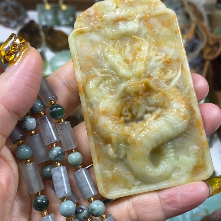 未镶嵌蛇纹石玉吊坠